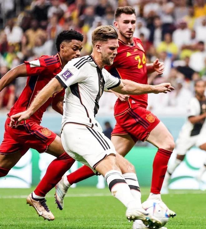 32岁津门虎王牌队长正式转会上港，亚冠首轮亮相柔佛引关注（32岁津门虎王牌队长官宣加盟上港，亚冠首战对阵柔佛备受关注）