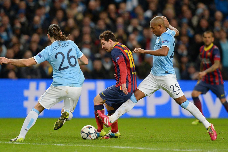 塞维球迷不满球队表现，向球场投掷杂物导致德比战暂停18分钟（塞维利亚球迷不满球队表现向场内掷物，德比战被迫中断18分钟）