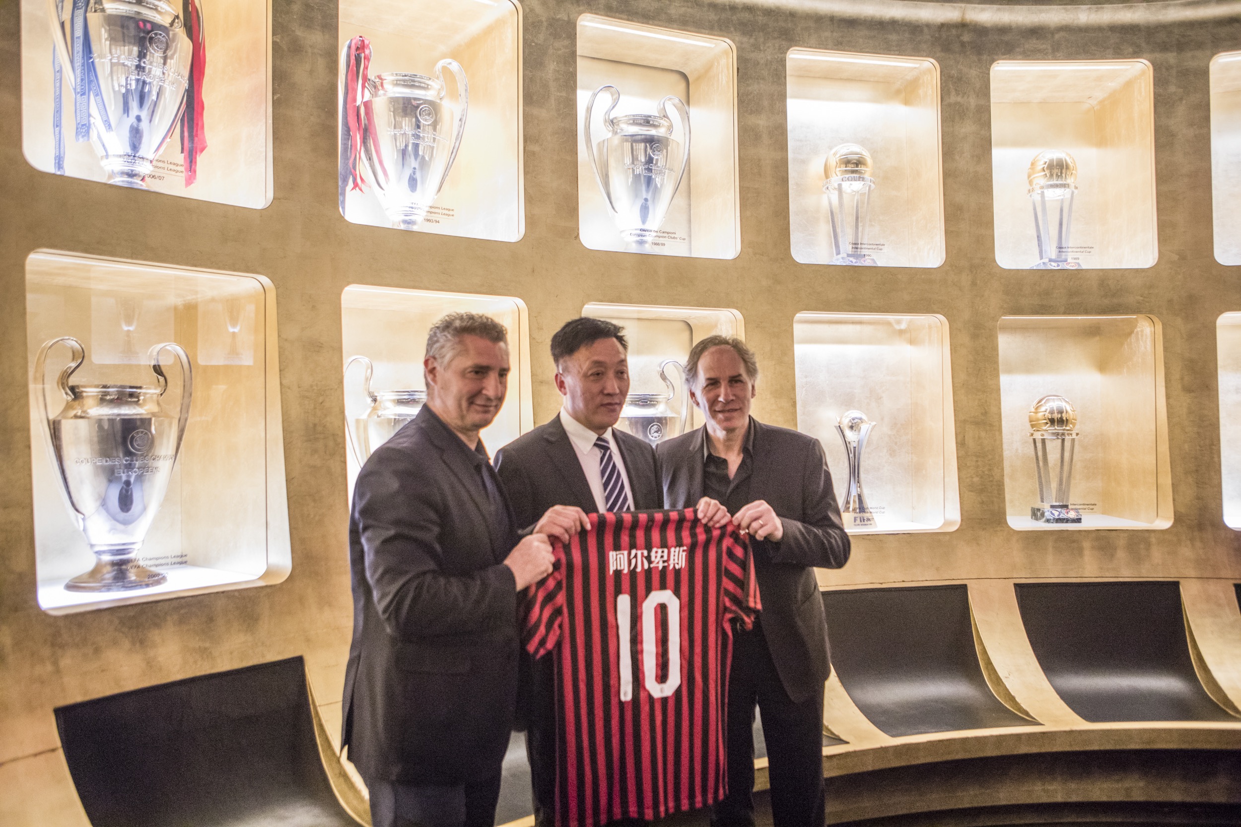 近10年欧冠门将零封率：拉亚54%第1，布冯47%第2，奥纳纳上榜（欧冠近十年门将零封率排行：拉亚54%登顶，布冯47%居次，奥纳纳在列）