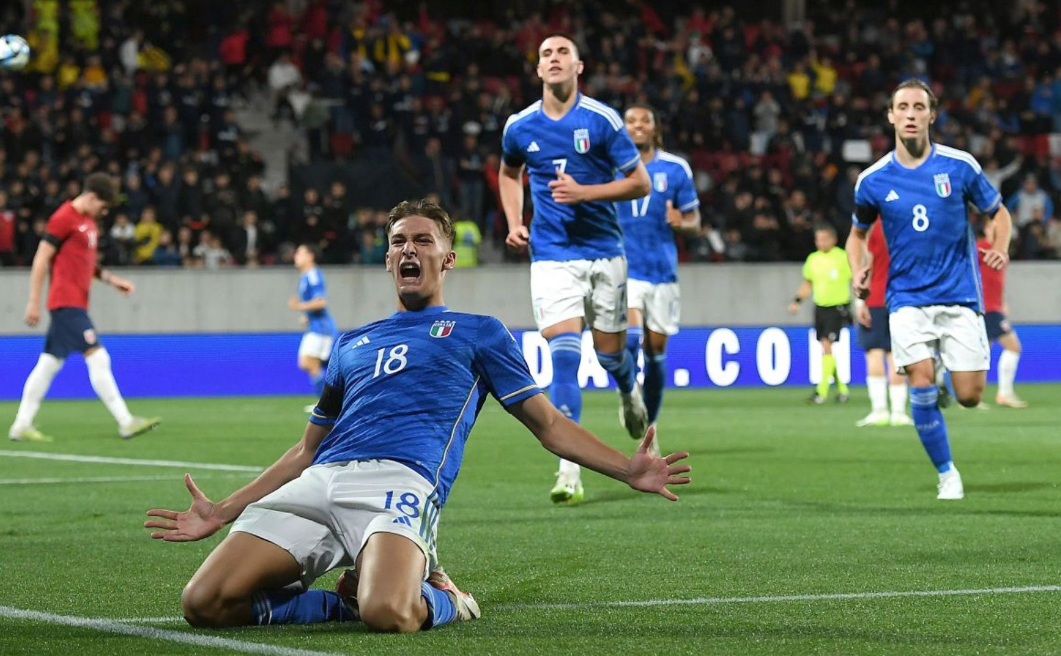 欧冠：巴黎2-1战胜曼联（欧冠赛场：巴黎2比1击败曼联）