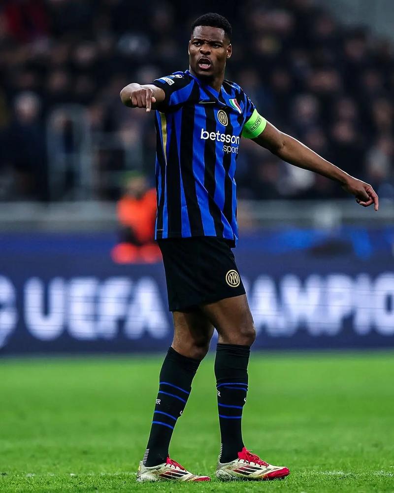 北青：约十人获国足新帅面试资格，邵佳一、李霄鹏等在列