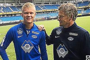 球迷怒喷后蹇韬回应：输球又怎么样？随后被韦世豪、甘超拦下