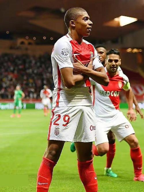 斯基拉：英超俱乐部想签圣地亚哥-卡斯特罗，但博洛尼亚不想卖（斯基拉：多家英超球队青睐圣地亚哥·卡斯特罗，但博洛尼亚态度强硬不愿放人）