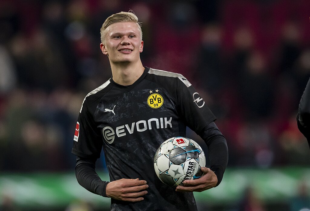 爱德华兹第三节7中5轰13分，带领森林狼追平比分（爱德华兹第三节7投5中砍13分，助森林狼扳平比分）