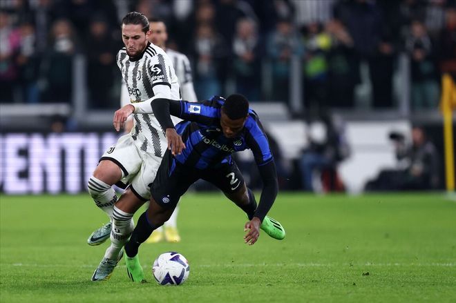 德国队2026年世界杯球衣：三色条纹致敬1990&2014年冠军球衣（德国队2026世界杯战袍：三色纹带致敬1990与2014双冠经典）