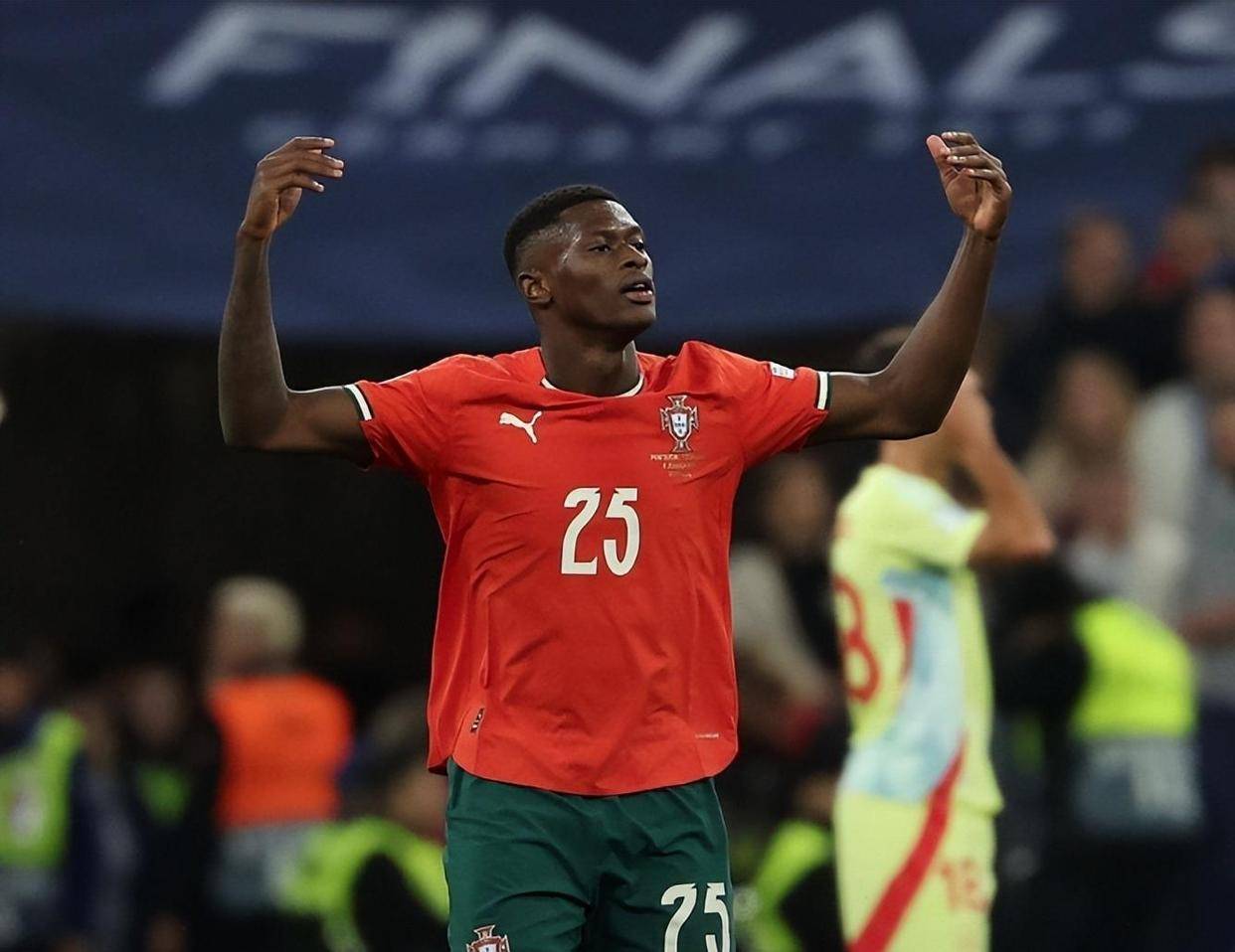 青训系统每年投入千万欧元对西甲联赛的长远竞争力有何深远影响？（千万欧元年均投入的青训体系将如何重塑西甲的长期竞争格局？）