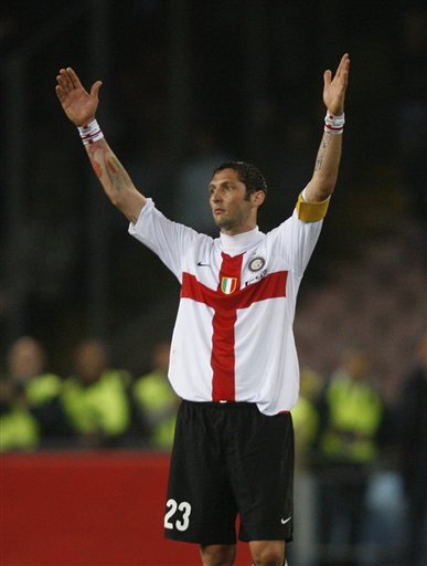 曼联客场4-1胜狼队，B费2射1传，取得3轮不败，积分追平切尔西，排名升至第六。（曼联客场4-1大胜狼队，B费双响+助攻，联赛三轮不败，积分追平切尔西升至第六位）