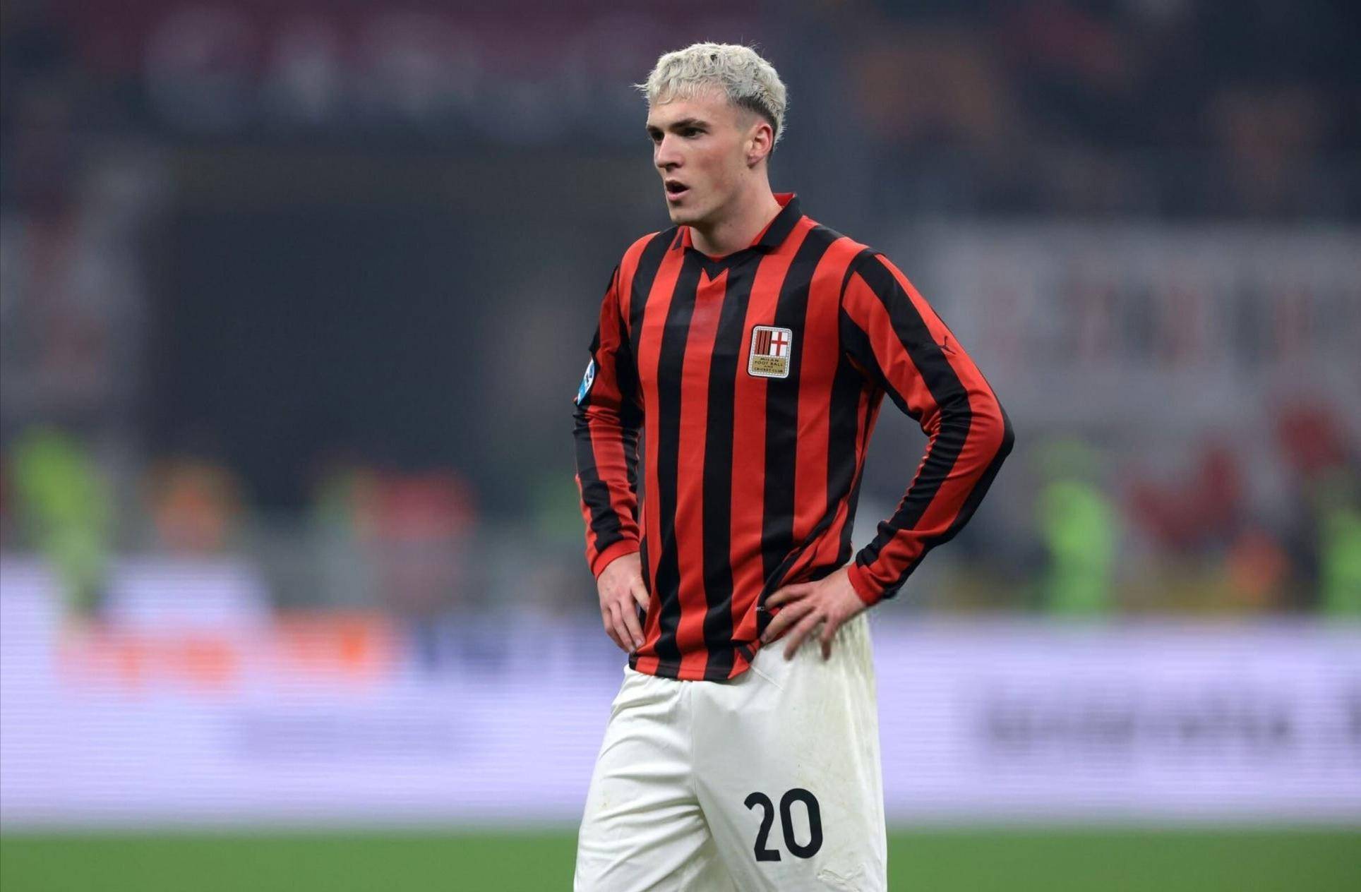 亚泰为客场全勤球迷颁发纪念证书，谭龙、徐浩峰等人参与颁奖