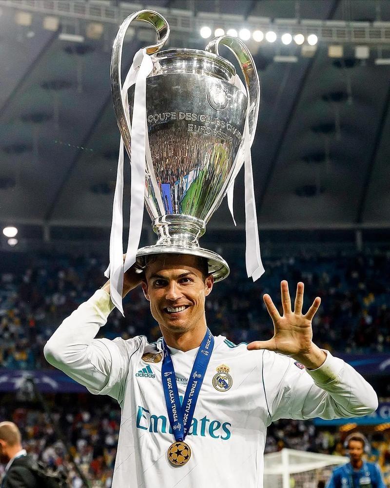 海港举办赛季总结会，王燊超乘直升机带冠军奖杯入场（海港赛季总结会：王燊超乘直升机捧杯亮相）