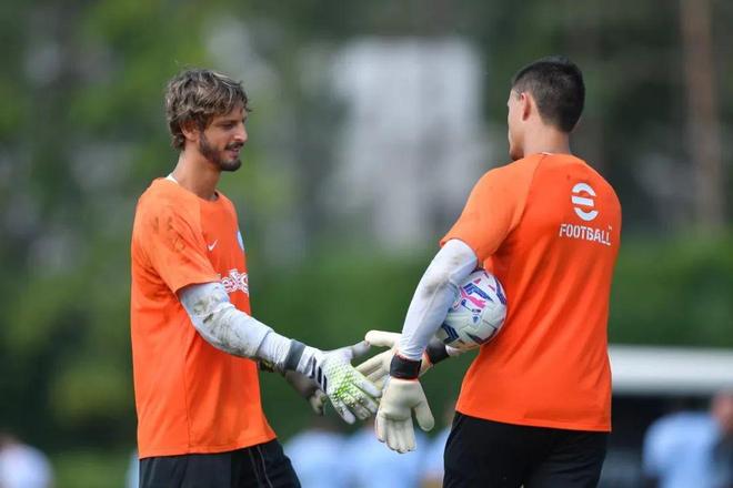 什么情况？西海岸男女足分别被处以转会禁令，但FIFA网站又说只适用于女足（疑云四起：西海岸男女足被禁转会，FIFA官网却称仅限女足）