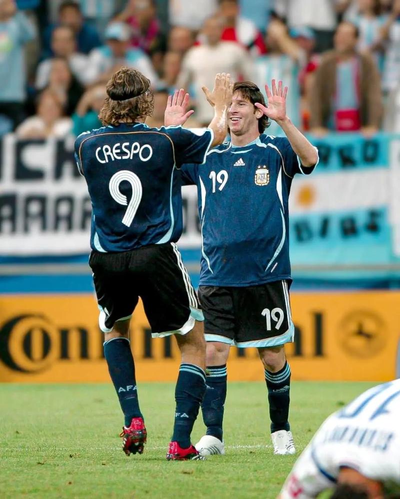 意媒：基耶萨可能冬窗回意甲，国米和米兰都在密切关注（意媒：基耶萨或在冬窗重返意甲，国米与米兰紧盯动向）