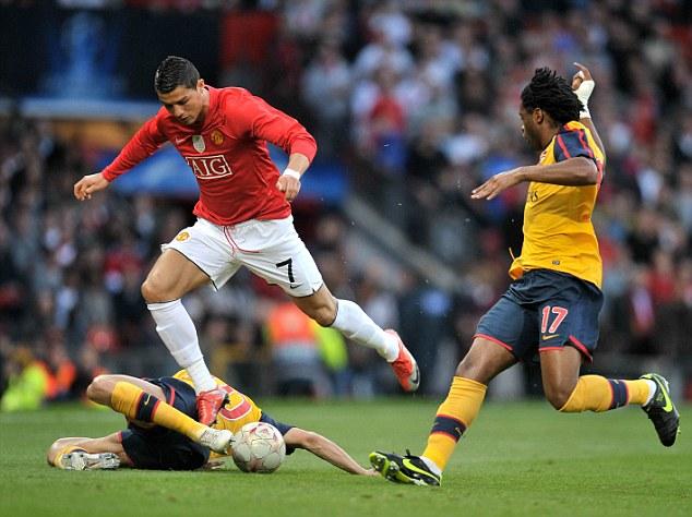 图片报：勒沃库森遭遇多次意外事件，到达曼市时已延误数小时（图片报：勒沃库森旅途波折不断，抵达曼市延误数小时）