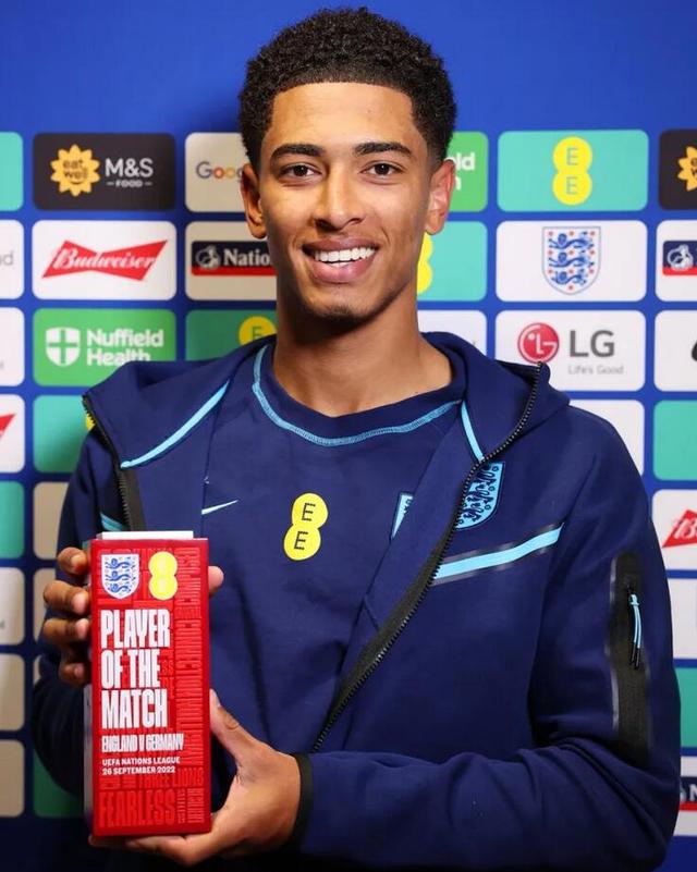 官方：福冈黄蜂主帅金明辉续约，带队征战26／27赛季（福冈黄蜂官宣主帅金明辉续约，将率队出战26／27赛季）