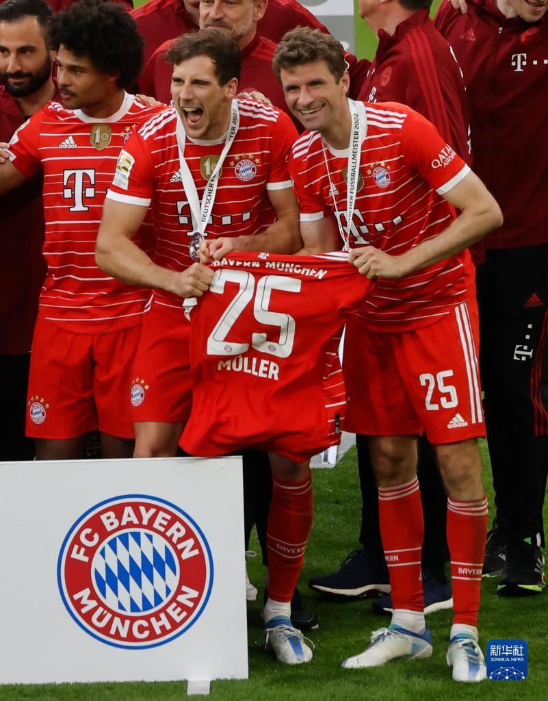 每体：阿根廷队在西班牙集训，球迷热情高涨只为一睹梅西风采